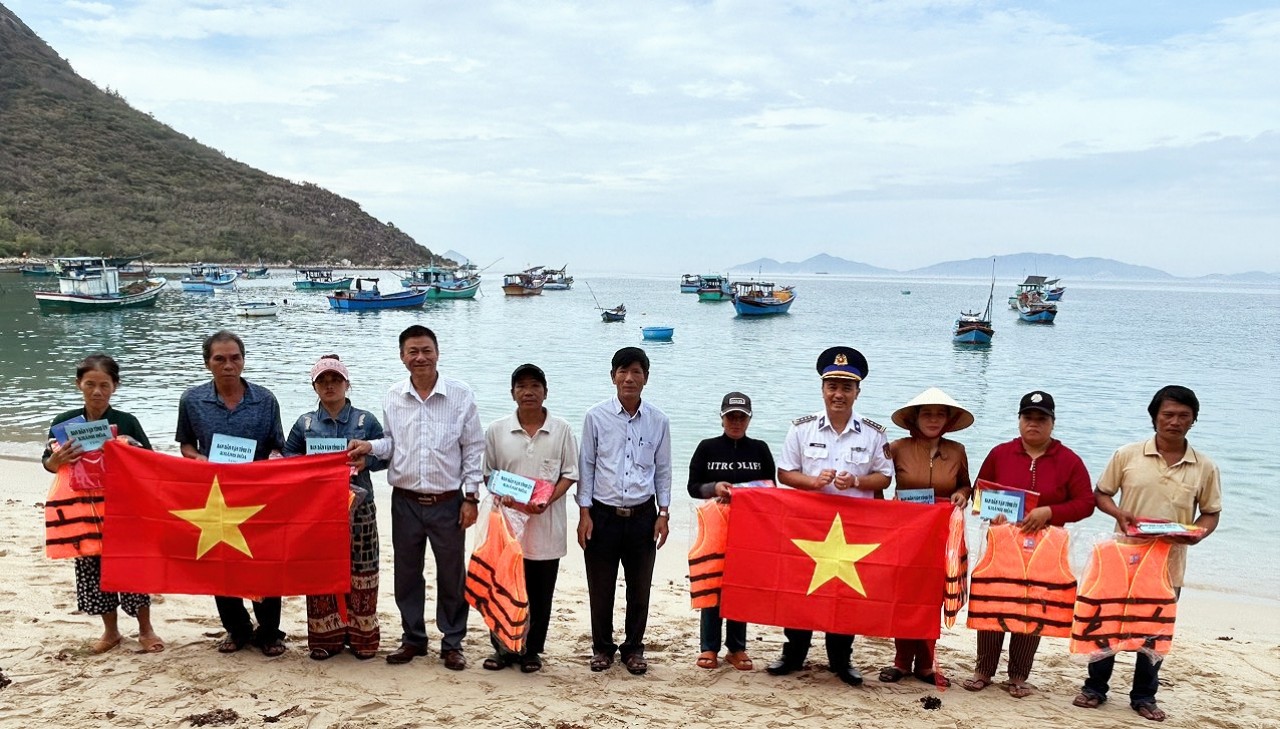 Thực hiện Chương trình “Cảnh sát biển đồng hành với ngư dân” tại xã Ninh Vân, phường Ninh Hải